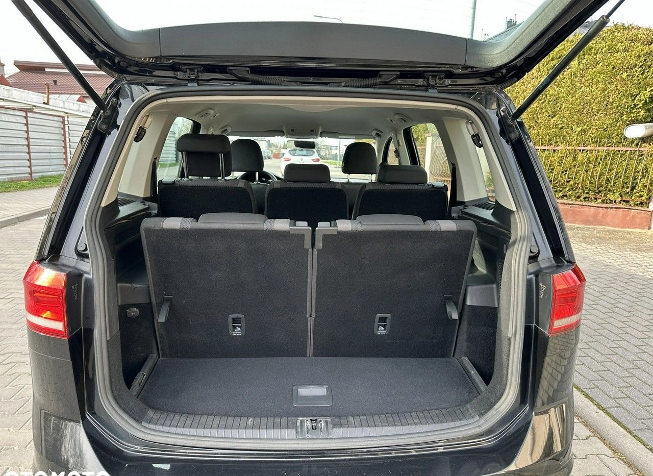Volkswagen Touran cena 59600 przebieg: 220100, rok produkcji 2017 z Koszalin małe 232